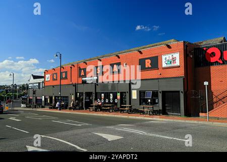 Pub und Quasar Centre, Barry Island, Vale of Glamorgan, Südwales, Großbritannien. Stockfoto