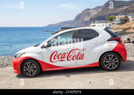 Einer der Fuhrparks von Coca Cola mit Hybrid-Elektrofahrzeugen von Toyota Yaris, die das Unternehmen nach Portugal geliefert hat, um 100 Tonnen CO2 einzusparen Stockfoto