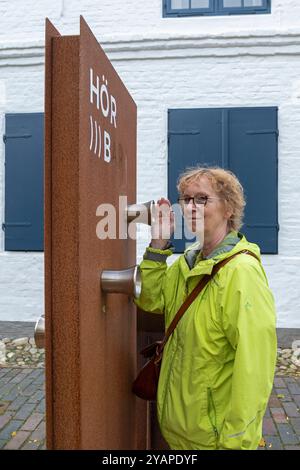 Ältere Frau, die Informationen hört, Hebbel-Museum, Wesselburen, Schleswig-Holstein, Deutschland Stockfoto