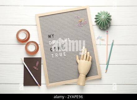 Flache Komposition aus Brieftafel mit dem Satz My Dreams Come True auf weißem Holztisch Stockfoto