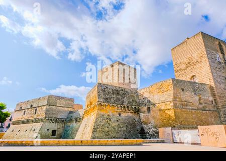 Bari, Italien, Apulien - 13. September 2024: Mittelalterliche normannisch-schwäbische Burg (Castello Normanno-Svevo) an sonnigen Tagen Stockfoto