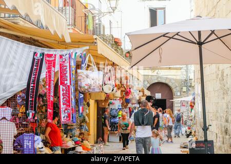 Bari, Italien - 13. September 2024: Niedlicher Blick auf die Straßen der Altstadt in Bari, Italien Stockfoto