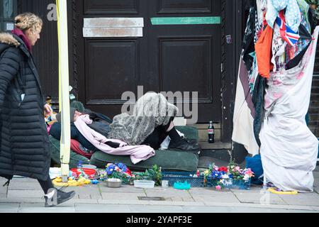 Windsor, Großbritannien. Oktober 2024. Ein Obdachloser hat auf dem Bürgersteig vor dem alten Gebäude der Lloyds Bank gegenüber von Windsor Castle in Windsor, Berkshire, ein Zuhause eingerichtet. Kredit: Maureen McLean/Alamy Stockfoto