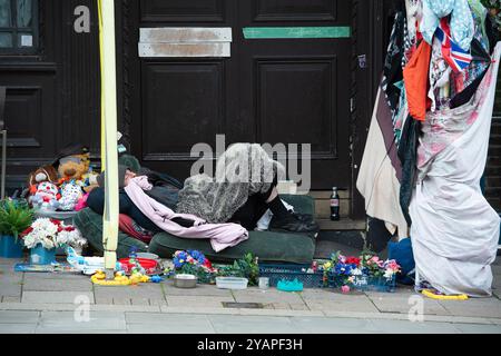 Windsor, Großbritannien. Oktober 2024. Ein Obdachloser hat auf dem Bürgersteig vor dem alten Gebäude der Lloyds Bank gegenüber von Windsor Castle in Windsor, Berkshire, ein Zuhause eingerichtet. Kredit: Maureen McLean/Alamy Stockfoto