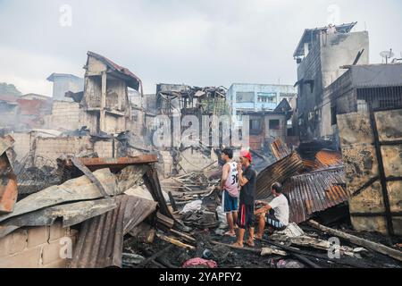 Manila, Philippinen. Oktober 2024. Die Bewohner kehren nach einem Brand in einem Slumgebiet in Manila, den Philippinen, am 15. Oktober 2024 in ihre verkohlten Häuser zurück. Quelle: Rouelle Umali/Xinhua/Alamy Live News Stockfoto