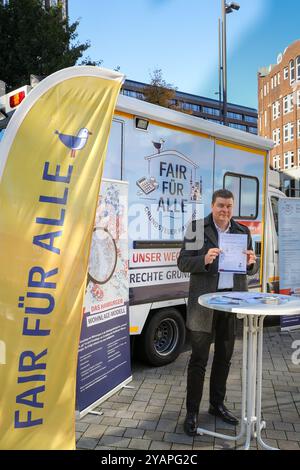 Hamburg, Deutschland. Oktober 2024. Andreas Dressel (SPD), Hamburger Finanzsenator, startet die Informationskampagne „Messe für alle“ vor einem Info-Handy am Gänsemarkt. In den kommenden Monaten wird ein Team von Mitarbeitern der Finanzverwaltung verschiedene Finanzämter besuchen, um die Hamburger über die neue Grundsteuer zu informieren. Quelle: Ulrich Perrey/dpa/Alamy Live News Stockfoto