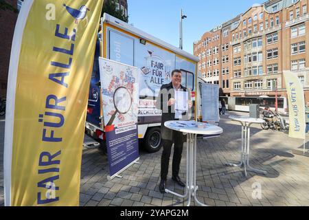 Hamburg, Deutschland. Oktober 2024. Andreas Dressel (SPD), Hamburger Finanzsenator, startet die Informationskampagne „Messe für alle“ vor einem Info-Handy am Gänsemarkt. In den kommenden Monaten wird ein Team von Mitarbeitern der Finanzverwaltung verschiedene Finanzämter besuchen, um die Hamburger über die neue Grundsteuer zu informieren. Quelle: Ulrich Perrey/dpa/Alamy Live News Stockfoto