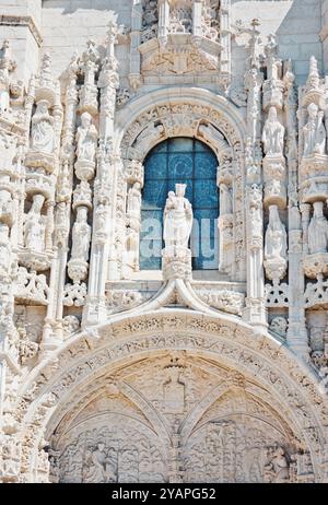 Steinschnitzereien an der Außenseite des Mosteiro dos Jeronimos (Kloster Jeronimos, Praca do Imperio, Belem, Lissabon Lisboa, Portugal Stockfoto