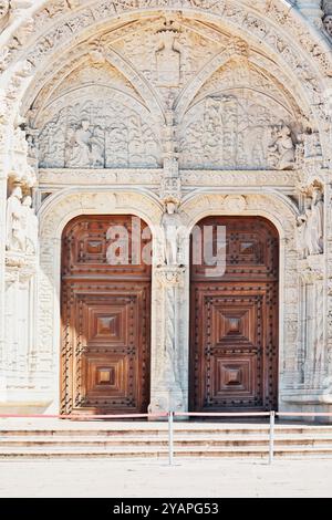 Verzierte Holztüren am Mosteiro dos Jeronimos (Kloster Jeronimos, Kloster Hieronymites), Praca do Imperio, Belem, Lissabon Lisboa, Portugal Stockfoto