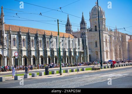 Lange Warteschlange von Touristen vor Mosteiro dos Jeronimos (Jeronimos-Kloster, Hieronymites-Kloster) Praca do Imperio, Belem, Lissabon Lisboa, Portugal Stockfoto