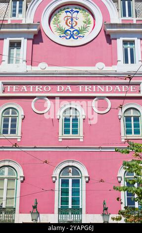 Pinkfarbene Fassade des Teatro da Trindade im portugiesischen Pombaline-Stil (eröffnet 1867) Chiado, Lissabon Lisboa Portugal Stockfoto