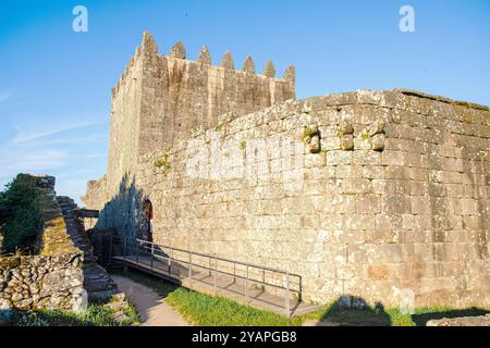 Mauern der mittelalterlichen Burg des Dorfes Lindoso. Ponte da Barca. Portugal Stockfoto