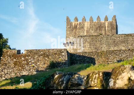 Mauern der mittelalterlichen Burg des Dorfes Lindoso. Ponte da Barca. Nord-Portugal Stockfoto