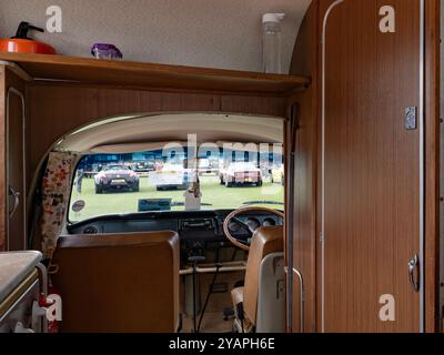 Restauriertes südafrikanisches VW-Fahrzeug parkt (Hauptkabine in Nahaufnahme, braune Vordersitze, Tür in Holzoptik) - Burley in Wharfedale, England, Großbritannien. Stockfoto