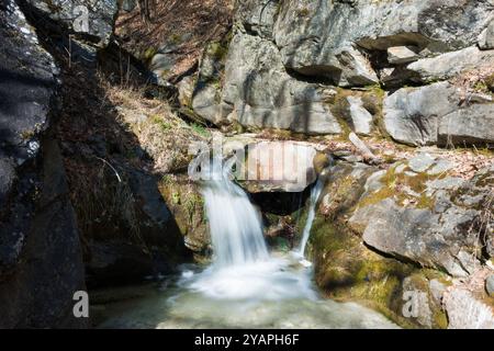 Fantastische Landschaft am kleinen Wasserfall von Kagia, Panagitsa Dorf, Pella, Griechenland Stockfoto