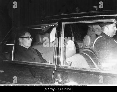 Belagerung der Westdeutschen Botschaft in Stockholm 1975. Am 24. April 1975 besetzte das Kommando Holger Meins von der bewaffneten linksextremistischen Organisation Rote Armee Fraktion RAF die westdeutsche Botschaft auf Skarpögatan in Gärdet, Stockholm. Die RAF-Gruppe führte den Angriff mit dem Ziel durch, die Freilassung von RAF-Mitgliedern und anderen aus dem Gefängnis in der Bundesrepublik Deutschland zu erzwingen. Die Besatzer nahmen eine Reihe von Personen als Geiseln, darunter den Botschafter Dietrich Stoecker. Die schwedische Polizei bereitete sich vor, das Gebäude zu stürmen, aber bevor sie die Gelegenheit dazu hatten, wurde die Botschaft von einer Reihe heftiger Explosionen erschüttert, der TNT Stockfoto