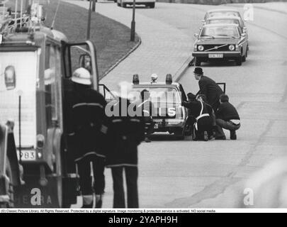 Belagerung der Westdeutschen Botschaft in Stockholm 1975. Am 24. April 1975 besetzte das Kommando Holger Meins von der bewaffneten linksextremistischen Organisation Rote Armee Fraktion RAF die westdeutsche Botschaft auf Skarpögatan in Gärdet, Stockholm. Die RAF-Gruppe führte den Angriff mit dem Ziel durch, die Freilassung von RAF-Mitgliedern und anderen aus dem Gefängnis in der Bundesrepublik Deutschland zu erzwingen. Die Besatzer nahmen eine Reihe von Personen als Geiseln, darunter den Botschafter Dietrich Stoecker. Die schwedische Polizei bereitete sich vor, das Gebäude zu stürmen, aber bevor sie die Gelegenheit dazu hatten, wurde die Botschaft von einer Reihe heftiger Explosionen erschüttert, der TNT Stockfoto