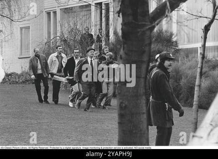 Belagerung der Westdeutschen Botschaft in Stockholm 1975. Am 24. April 1975 besetzte das Kommando Holger Meins von der bewaffneten linksextremistischen Organisation Rote Armee Fraktion RAF die westdeutsche Botschaft auf Skarpögatan in Gärdet, Stockholm. Die RAF-Gruppe führte den Angriff mit dem Ziel durch, die Freilassung von RAF-Mitgliedern und anderen aus dem Gefängnis in der Bundesrepublik Deutschland zu erzwingen. Die Besatzer nahmen eine Reihe von Personen als Geiseln, darunter den Botschafter Dietrich Stoecker. Die schwedische Polizei bereitete sich vor, das Gebäude zu stürmen, aber bevor sie die Gelegenheit dazu hatten, wurde die Botschaft von einer Reihe heftiger Explosionen erschüttert, der TNT Stockfoto