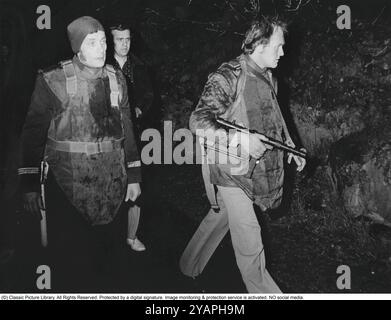 Belagerung der Westdeutschen Botschaft in Stockholm 1975. Am 24. April 1975 besetzte das Kommando Holger Meins von der bewaffneten linksextremistischen Organisation Rote Armee Fraktion RAF die westdeutsche Botschaft auf Skarpögatan in Gärdet, Stockholm. Die RAF-Gruppe führte den Angriff mit dem Ziel durch, die Freilassung von RAF-Mitgliedern und anderen aus dem Gefängnis in der Bundesrepublik Deutschland zu erzwingen. Die Besatzer nahmen eine Reihe von Personen als Geiseln, darunter den Botschafter Dietrich Stoecker. Die schwedische Polizei bereitete sich vor, das Gebäude zu stürmen, aber bevor sie die Gelegenheit dazu hatten, wurde die Botschaft von einer Reihe heftiger Explosionen erschüttert, der TNT Stockfoto