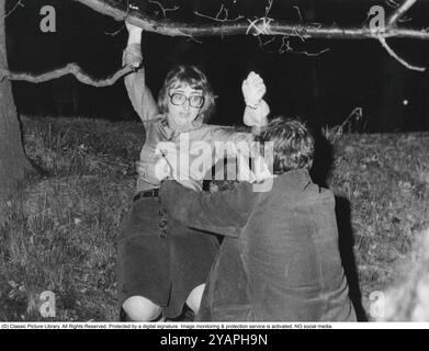 Belagerung der Westdeutschen Botschaft in Stockholm 1975. Am 24. April 1975 besetzte das Kommando Holger Meins von der bewaffneten linksextremistischen Organisation Rote Armee Fraktion RAF die westdeutsche Botschaft auf Skarpögatan in Gärdet, Stockholm. Die RAF-Gruppe führte den Angriff mit dem Ziel durch, die Freilassung von RAF-Mitgliedern und anderen aus dem Gefängnis in der Bundesrepublik Deutschland zu erzwingen. Die Besatzer nahmen eine Reihe von Personen als Geiseln, darunter den Botschafter Dietrich Stoecker. Die schwedische Polizei bereitete sich vor, das Gebäude zu stürmen, aber bevor sie die Gelegenheit dazu hatten, wurde die Botschaft von einer Reihe heftiger Explosionen erschüttert, der TNT Stockfoto