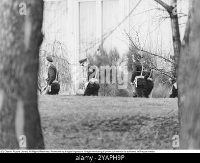 Belagerung der Westdeutschen Botschaft in Stockholm 1975. Am 24. April 1975 besetzte das Kommando Holger Meins von der bewaffneten linksextremistischen Organisation Rote Armee Fraktion RAF die westdeutsche Botschaft auf Skarpögatan in Gärdet, Stockholm. Die RAF-Gruppe führte den Angriff mit dem Ziel durch, die Freilassung von RAF-Mitgliedern und anderen aus dem Gefängnis in der Bundesrepublik Deutschland zu erzwingen. Die Besatzer nahmen eine Reihe von Personen als Geiseln, darunter den Botschafter Dietrich Stoecker. Die schwedische Polizei bereitete sich vor, das Gebäude zu stürmen, aber bevor sie die Gelegenheit dazu hatten, wurde die Botschaft von einer Reihe heftiger Explosionen erschüttert, der TNT Stockfoto