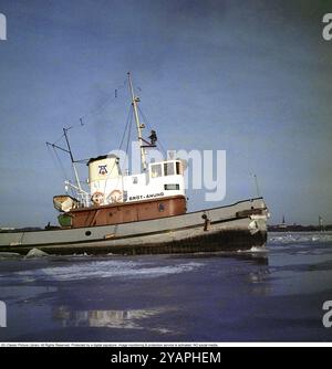 Der Eisbrecher und Schlepper Bröt-Anund. Das Schiff wurde 1948 in Öresundsvarvet ab, Landskrona für die Stadt Västerås gebaut. Ein 22 Meter langes Schiff, angetrieben von einem 7-Zylinder-Atlas-Dieselmotor mit 665 ps und einer maximalen Geschwindigkeit von 11,6 Knoten. Hier im Hafen von Västerås in Mälaren, im Winter 1963, brach das Eis. Schweden Stockfoto