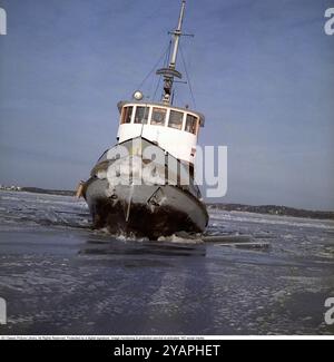 Der Eisbrecher und Schlepper Bröt-Anund. Das Schiff wurde 1948 in Öresundsvarvet ab, Landskrona für die Stadt Västerås gebaut. Ein 22 Meter langes Schiff, angetrieben von einem 7-Zylinder-Atlas-Dieselmotor mit 665 ps und einer maximalen Geschwindigkeit von 11,6 Knoten. Hier im Hafen von Västerås in Mälaren, im Winter 1963, brach das Eis. Schweden Stockfoto