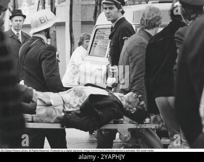Belagerung der Westdeutschen Botschaft in Stockholm 1975. Am 24. April 1975 besetzte das Kommando Holger Meins von der bewaffneten linksextremistischen Organisation Rote Armee Fraktion RAF die westdeutsche Botschaft auf Skarpögatan in Gärdet, Stockholm. Die RAF-Gruppe führte den Angriff mit dem Ziel durch, die Freilassung von RAF-Mitgliedern und anderen aus dem Gefängnis in der Bundesrepublik Deutschland zu erzwingen. Die Besatzer nahmen eine Reihe von Personen als Geiseln, darunter den Botschafter Dietrich Stoecker. Die schwedische Polizei bereitete sich vor, das Gebäude zu stürmen, aber bevor sie die Gelegenheit dazu hatten, wurde die Botschaft von einer Reihe heftiger Explosionen erschüttert, der TNT Stockfoto