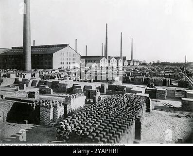 Skrombergaverken. Eine Fabrik für den Bau von Keramik in Steingut, gegründet 1886. Befindet sich in Ekeby außerhalb von Helsingborg in der Gemeinde Bjuv. Hier wurden Ziegelsteine, Klinker und Rohre hergestellt. Die Ziegelfabrik spezialisierte sich auf Wandziegel und Glasziegel. Ihr bekanntestes Keramikprodukt war der Klinker, der beim Bau des Opernhauses von Sydney verwendet wurde, das vom dänischen Architekten Jörn Utzon entworfen wurde. Es wurde eine Mischung aus glänzenden und matten Keramikfliesen verwendet. Um die Jahrhundertwende 1904 wurde Skrombergaverken von Höganäsbolaget gekauft. In den 1950er Jahren war Skrombergaverken einer der Schwedens Stockfoto