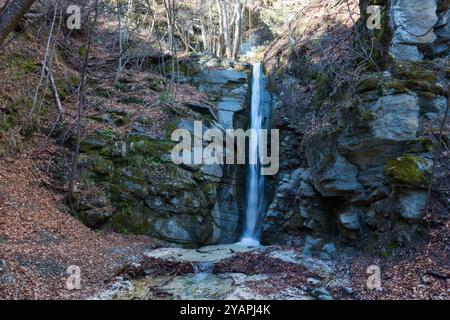 Fantastische Landschaft am kleinen Wasserfall von Kagia, Panagitsa Dorf, Pella, Griechenland Stockfoto