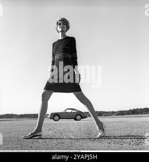 Porsche Juni 1967. Zwei Models, die auf einem Porsche 911 in der Mode des Jahres gekleidet sind. Foto mit Hasselblad Stockfoto