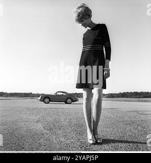 Porsche Juni 1967. Zwei Models, die auf einem Porsche 911 in der Mode des Jahres gekleidet sind. Foto mit Hasselblad Stockfoto