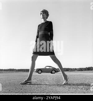 Porsche Juni 1967. Zwei Models, die auf einem Porsche 911 in der Mode des Jahres gekleidet sind. Foto mit Hasselblad Stockfoto