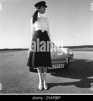 Porsche Juni 1967. Zwei Models, die auf einem Porsche 911 in der Mode des Jahres gekleidet sind. Foto mit Hasselblad Stockfoto