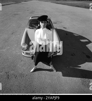 Porsche Juni 1967. Zwei Models, die auf einem Porsche 911 in der Mode des Jahres gekleidet sind. Foto mit Hasselblad Stockfoto