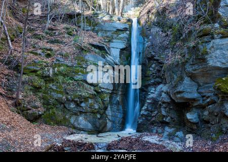 Fantastische Landschaft am kleinen Wasserfall von Kagia, Panagitsa Dorf, Pella, Griechenland Stockfoto