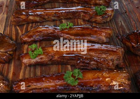 Saftige frische Schweinerippchen auf einem Holztisch. Fotos von Essen ohne Menschen. Stock Foto Stockfoto