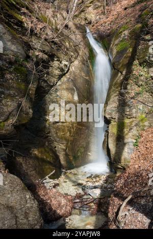 Fantastische Landschaft am kleinen Wasserfall von Kagia, Panagitsa Dorf, Pella, Griechenland Stockfoto