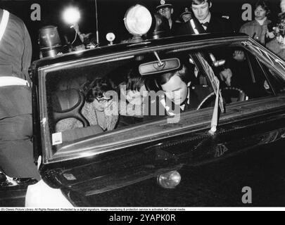 Belagerung der Westdeutschen Botschaft in Stockholm 1975. Am 24. April 1975 besetzte das Kommando Holger Meins von der bewaffneten linksextremistischen Organisation Rote Armee Fraktion RAF die westdeutsche Botschaft auf Skarpögatan in Gärdet, Stockholm. Die RAF-Gruppe führte den Angriff mit dem Ziel durch, die Freilassung von RAF-Mitgliedern und anderen aus dem Gefängnis in der Bundesrepublik Deutschland zu erzwingen. Die Besatzer nahmen eine Reihe von Personen als Geiseln, darunter den Botschafter Dietrich Stoecker. Die schwedische Polizei bereitete sich vor, das Gebäude zu stürmen, aber bevor sie die Gelegenheit dazu hatten, wurde die Botschaft von einer Reihe heftiger Explosionen erschüttert, der TNT Stockfoto