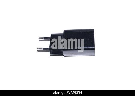 USB-Telefonladegerät mit Kabel und Adapter. Tragbares mobiles Netzteil mit Kabel, Steckverbinder und Stecker. Ladeelement für Smartphone. Flache Abbildung Stockfoto