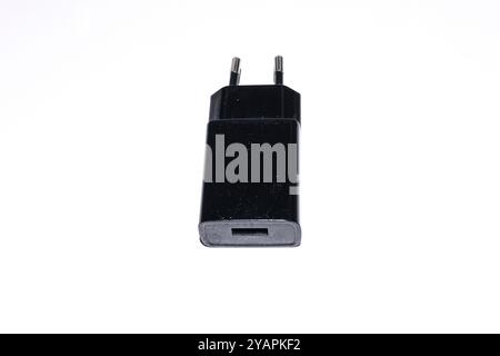 USB-Telefonladegerät mit Kabel und Adapter. Tragbares mobiles Netzteil mit Kabel, Steckverbinder und Stecker. Ladeelement für Smartphone. Flache Abbildung Stockfoto