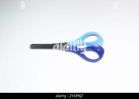 Schreibwaren Farbe Schere auf weißem Hintergrund Stockfoto