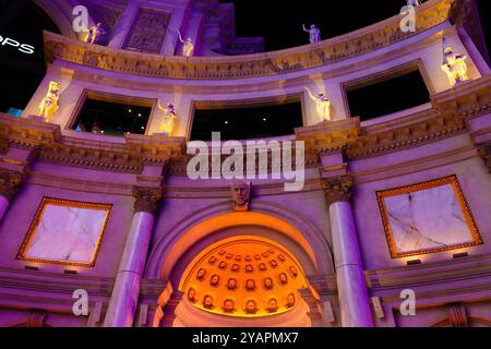 Las Vegas, Nevada - 13. April 2024: Beeindruckender Blick auf kunstvoll verzierte architektonische Elemente und Skulpturen im Caesars Palace, beleuchtet durch lebendige Beleuchtung i Stockfoto