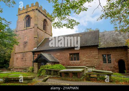 Der rote Sandstein des 14. Jahrhunderts St Michael's Church Shotwick the Wirral Cheshire in der Diözese Chester, Stockfoto