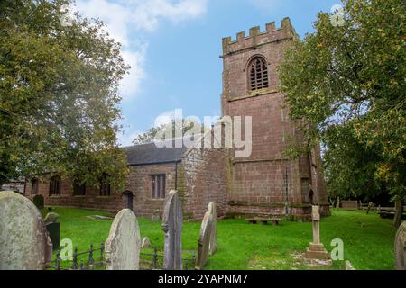 Der rote Sandstein des 14. Jahrhunderts St Michael's Church Shotwick the Wirral Cheshire in der Diözese Chester, Stockfoto