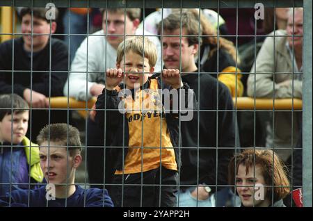 Junger Fußballfan im Käfig in Wolverhampton Wanderers gegen Southend United bei Molineux 4/92 Stockfoto