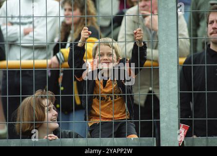 Junger Fußballfan im Käfig in Wolverhampton Wanderers gegen Southend United bei Molineux 4/92 Stockfoto