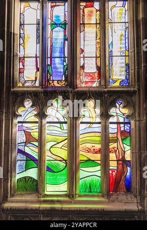 Gedenkfenster von Fiona Brown an Herbert Sumsion, Organist und Chormeister, in der nördlichen Chorskapelle der Lady Chapel in Gloucester Cathedral Stockfoto