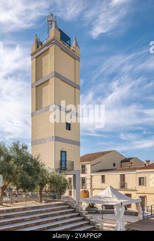 Der Glockenturm der Pfarrkirche Sant'Anna Arresi, Sardinien, Italien Stockfoto