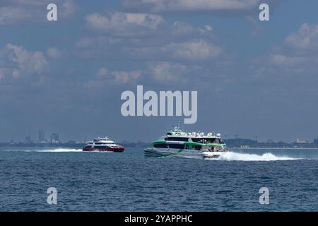 Luxuriöse Hochgeschwindigkeits-Katamaranfähren verkehren täglich zwischen dem Hafen von dar nach Sansibar und erweisen sich bei Touristen als beliebt Stockfoto